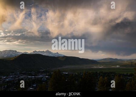 Stürmisches Wetter und regen Duschen Überfahren der Stadt Jackson und das National Elk Refuge unter Snow King Mountain. Bridger-Teton National Forest, Stockfoto