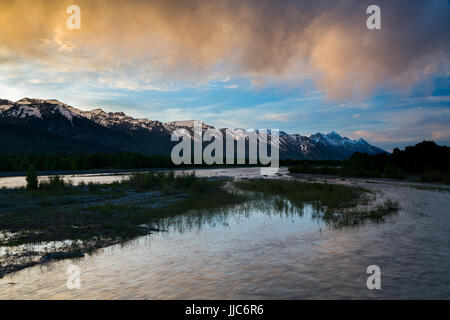 Ein stürmischer Sonnenuntergang über den Snake River und Teton Mountains in Jackson Hole. Rendezvous-Park, Wyoming Stockfoto