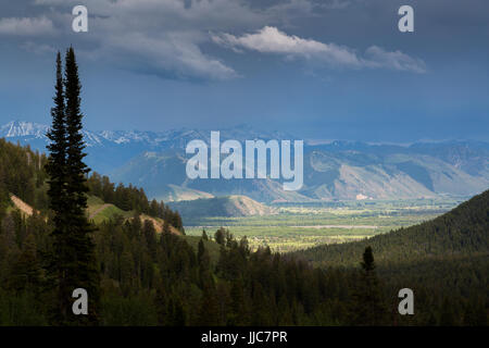 Stürmisches Wetter über dem südlichen Ende von Jackson Hole, der Snake River und die Gros Ventre Berge vorbei. Bridger-Teton National Forest, Wyoming Stockfoto