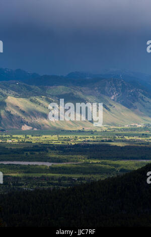 Regenschauer und Gewitter über dem südlichen Ende von Jackson Hole und die Gros Ventre Berge vorbei. Bridger-Teton National Forest, Wyoming Stockfoto