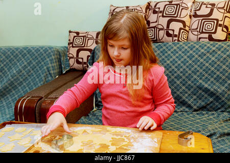 glückliches Mädchen mit Down-Syndrom backt cookies Stockfoto