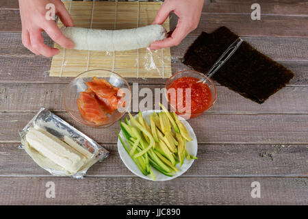 Nahaufnahme der Köche Hände verdrehen, Mat mit Zutaten Stockfoto