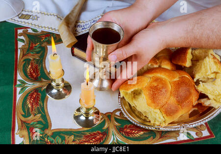 Sabbat-Bild. Challah Brot, Sabbat Wein und Candela auf Holztisch Stockfoto