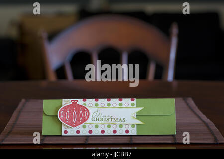 Frohe Weihnachten-Label auf einem Tisch Stockfoto