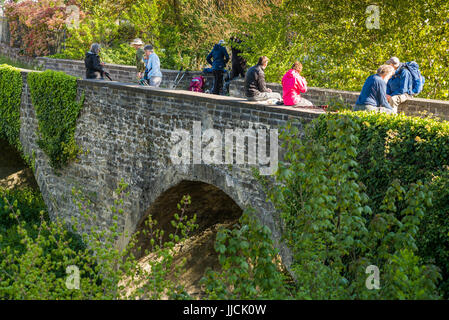 Pilger auf der Brücke machen Sie Pause in Larrasoana, Spanien, Europa. Der Weg von Zubiri nach Pamplona, Camino de Santiago. Stockfoto