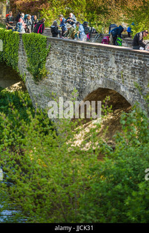 Pilger auf der Brücke machen Sie Pause in Larrasoana, Spanien, Europa. Der Weg von Zubiri nach Pamplona, Camino de Santiago. Stockfoto