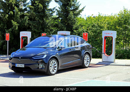 PAIMIO, Finnland - 14. Juli 2017: Tesla Model X Elektro-Crossover-SUV-Akku an Tesla Kompressor-Station in Paimio. Das Modell X hat ein offi Stockfoto