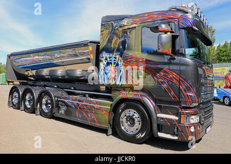 HAMEENLINNA, Finnland - 15. Juli 2017: Schön angepasst Steinadler Scania Kipper auf dem Display am Tawastia LKW Wochenende 2017. Stockfoto