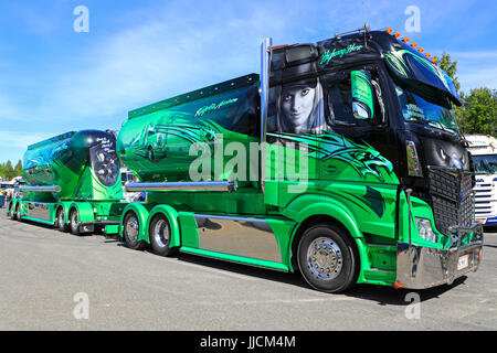 HAMEENLINNA, Finnland - 15. Juli 2017: Super LKW Mercedes-Benz Actros 2551 Highway Hero von Kuljetus Auvinen Oy am Tawastia LKW Wochenende 2017. Stockfoto