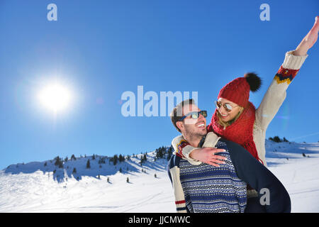 Liebespaar im Schnee draußen zusammen zu spielen. Stockfoto