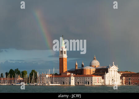 Ein Regenbogen ziert den Himmel über San Giorgio Maggiore in Venedig am 19. Mai 2013 vom San Marco Platz gesehen. Stockfoto