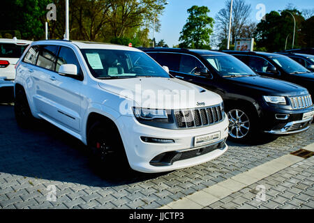 Mönchengladbach, Deutschland - 30. April 2017: Schöne JEEP-Parkplatz vor dem Auto laden Stockfoto