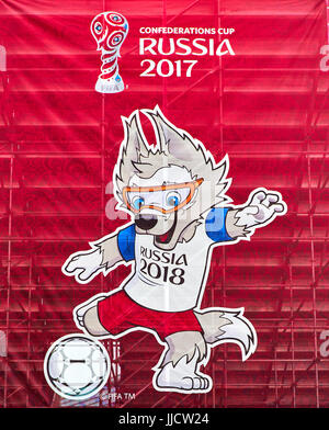 Sotschi, ADLER, Russland - 18. Juni 2017: wolf Zabivaka auf der Plakatwand mit den Symbolen der FIFA Confederations Cup 2017 Stockfoto