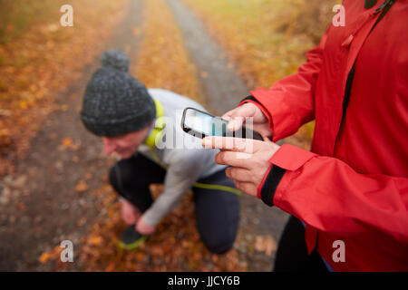 Nahaufnahme mit Telefon von einer der Läufer Stockfoto