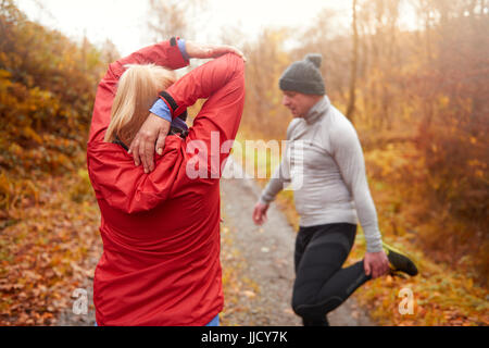 Älteres paar Vorbereitung zum Joggen Stockfoto