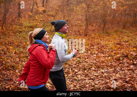 Zwei ältere Menschen Joggen in den Weg Stockfoto