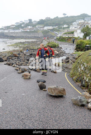 Notdienste-Umfrage die Schäden an einer Straße in Coverack, Cornwall, nach intensivem Regen verursachte Sturzfluten in dem Dorf an der Küste. Stockfoto