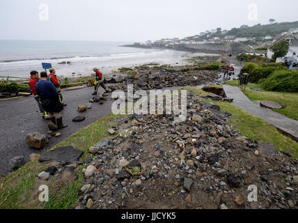 Notdienste-Umfrage die Schäden an einer Straße in Coverack, Cornwall, nach intensivem Regen verursachte Sturzfluten in dem Dorf an der Küste. Stockfoto