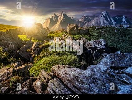 Tag und Nacht Zeit Änderung Konzept über felsige Gipfel und Felsen am Hang in der hohen Tatra. Zusammengesetzte Landschaft des Bergrückens Stockfoto