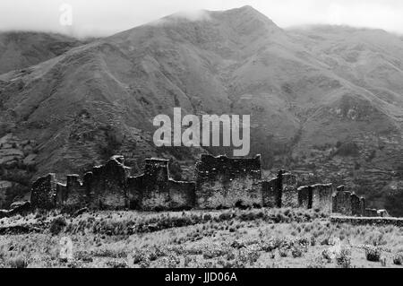 Südamerika - Ruinen in der Nähe von Tantamayo Piruro. Tantamayo präkolumbischen Yarowilca Kulturhauptstadt war, eines der Olest wissen in Peru. Gebäude-wer Stockfoto