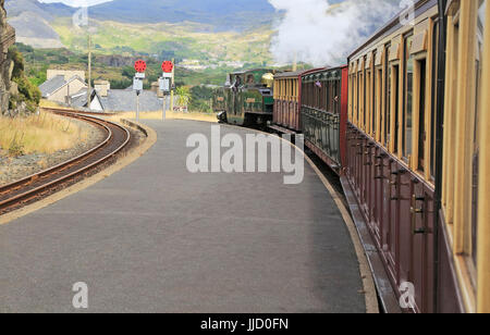 Dampfzug auf der Bahn wieder nähert sich Blaenau Ffestiniog, Gwynedd, Nord-West-Wales, UK Stockfoto