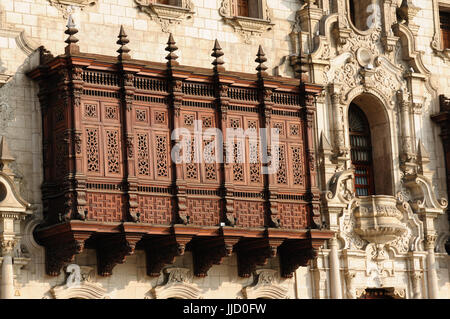 Lima - Hauptstadt von Peru. Stadtbild - Plaza de Armas - wichtigsten Squer in der Stadt - Architektur Detail. Das Bild zeigt Arzobispal Palace Stockfoto