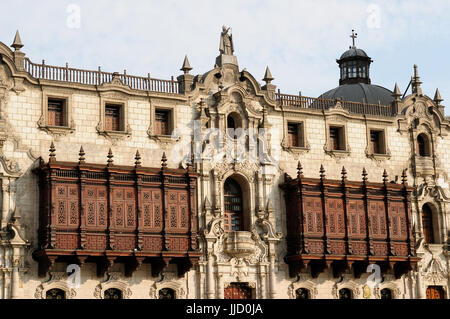 Lima - Hauptstadt von Peru. Stadtbild - Plaza de Armas - wichtigsten Squer in der Stadt - Architektur Detail. Das Bild zeigt Arzobispal Palace Stockfoto