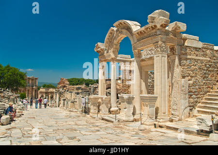 Hadrians Tempel Ruinen mit Touristen spazieren in gewagtes Stadt Ephesus an sonnigen Tag, Türkei Stockfoto