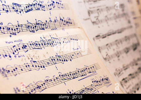 Alte handschriftliche Noten des klassischen Liedes auf Notenpapier. Schöne Tiefenschärfe, Nahaufnahme. Stockfoto