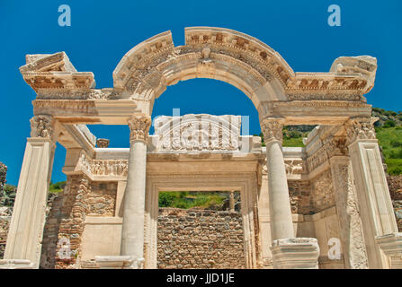 Hadrian Tempel Fassade gegen den blauen Himmel in der antiken Stadt Ephesus, Türkei Stockfoto