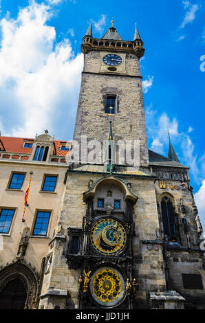 Sehr seltene und alte Prag Astronomische Uhr am Altstädter Ring im Mittelalter gebaut. Die Aussicht sind ganze Turm, im Hintergrund sind Wolken auf blauem Stockfoto