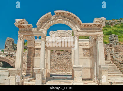 Hadrians Tempelfassade mit grünen Hügel und klaren blauen Himmel im Hintergrund in der antiken Stadt Ephesus, Türkei Stockfoto