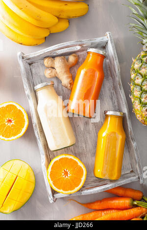 Obst und Gemüse-Smoothies in Glas Gläser, orange Mango Banane Karotte Ananas Stockfoto