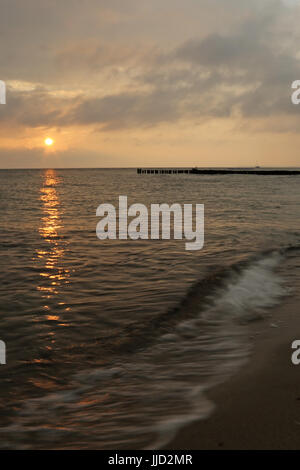 Kühlungsborn, Deutschland, Sonnenaufgang über der Ostsee Stockfoto