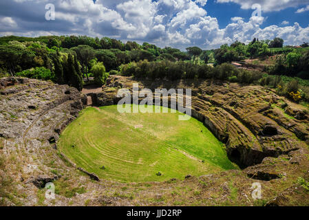 Antike römische Tuff steinerne Amphitheater der Stadt Sutri mit Wolken, in der Nähe von Rom Stockfoto