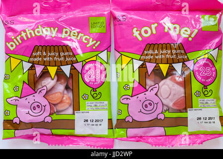 Tasche M & s für mich! und Tasche M & S Geburtstag Percy! Percy Schwein Süßigkeiten feiert 25 Jahre Percy Schwein isoliert auf weißem Hintergrund Stockfoto