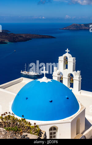 Drei Glocken von Fira mit blauer Kuppel, Fira, Santorini, Süd Ägäis, Griechenland Stockfoto