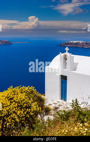 Typisch griechisch orthodoxe Kirche in einen schönen Frühling Landschaft, Imerovigli, Santorin, Süd Ägäis, Griechenland Stockfoto