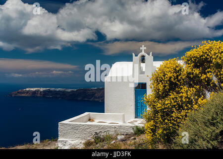 Typisch griechisch orthodoxe Kirche in einen schönen Frühling Landschaft, Imerovigli, Santorin, Süd Ägäis, Griechenland Stockfoto