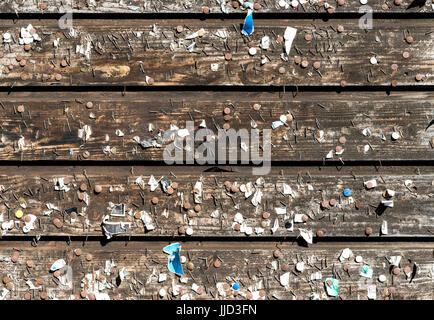 Die Holzwand mit alten Stifte und Klammern. Jahrgang Bulletin Board. Stockfoto