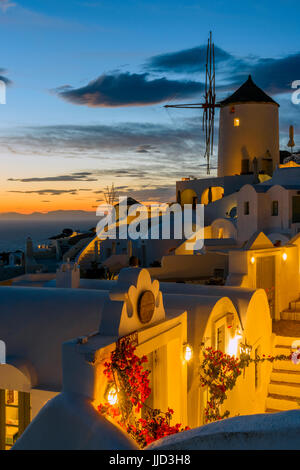 Blick auf den Sonnenuntergang, Oia, Santorini, Süd Ägäis, Griechenland Stockfoto