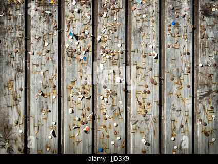 Die Holzwand mit alten Stifte und Klammern. Jahrgang Bulletin Board. Stockfoto