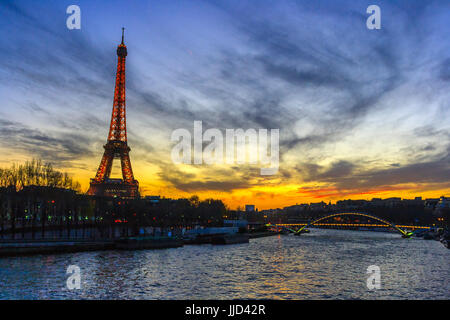 Eiffelturm bei Sonnenuntergang, Paris, Frankreich Stockfoto
