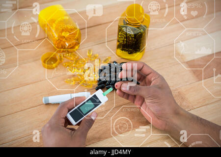 Fitness-Abbildung über schwarzen Hintergrund gegen abgeschnittenen Hände Mann testen Blutzucker mit Blutzuckermessgerät Stockfoto