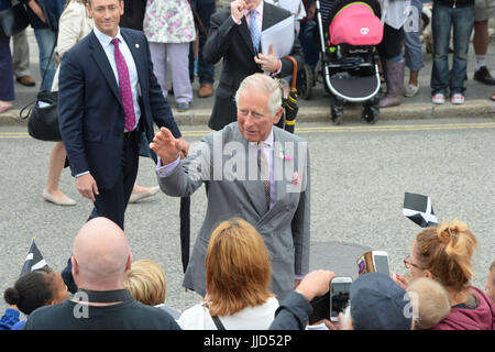 Der Prince Of Wales trifft Gratulanten während eines Besuchs in Porthleven, Helston, Cornwall, um lokale Lebensmittelproduzenten und Unternehmen zu feiern. Stockfoto