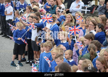 Porthleven Schule Welle Union Fahnen und Flaggen St. Piran während eines Besuchs des Prinzen von Wales und die Herzogin von Cornwall nach Porthleven, Helston, Cornwall. Stockfoto