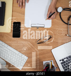 Menschliche Leistung Illustration über schwarzen Hintergrund gegen Draufsicht des Arztes schreiben auf Zwischenablage am Schreibtisch Stockfoto
