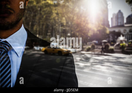 Porträt von ernsthaften Geschäftsmann gegen Bild von einem Zebrastreifen Stockfoto