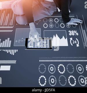 Geringer Teil der Geschäftsfrau mit digital-Tablette über weißem Hintergrund gegen dunkelblauen Hintergrund Stockfoto