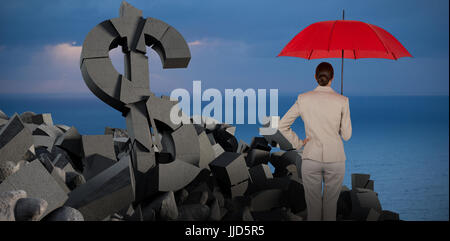 Rückansicht des Geschäftsfrau mit roten Regenschirm gegen full-Frame-Schuss des Himmels Stockfoto